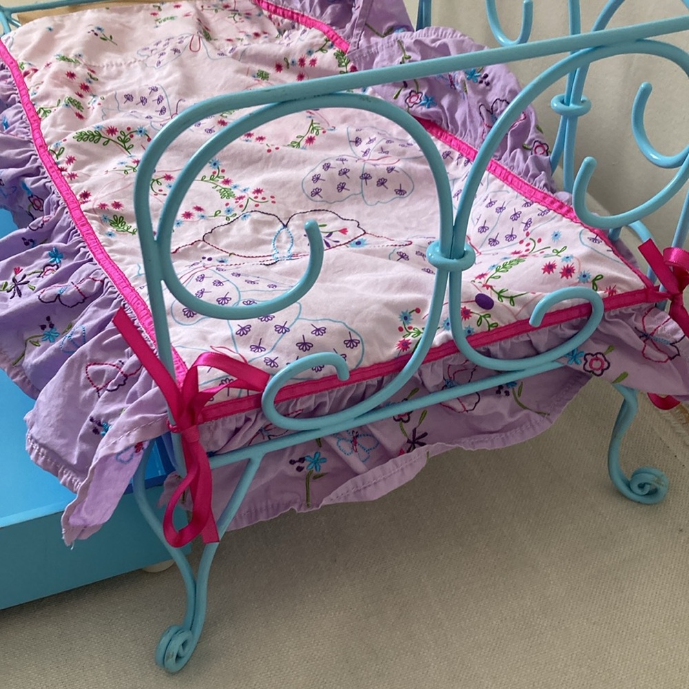 AMERICAN GIRL | Curlicue Daybed - Blue Metal Doll Bed - Picture 13 of 16